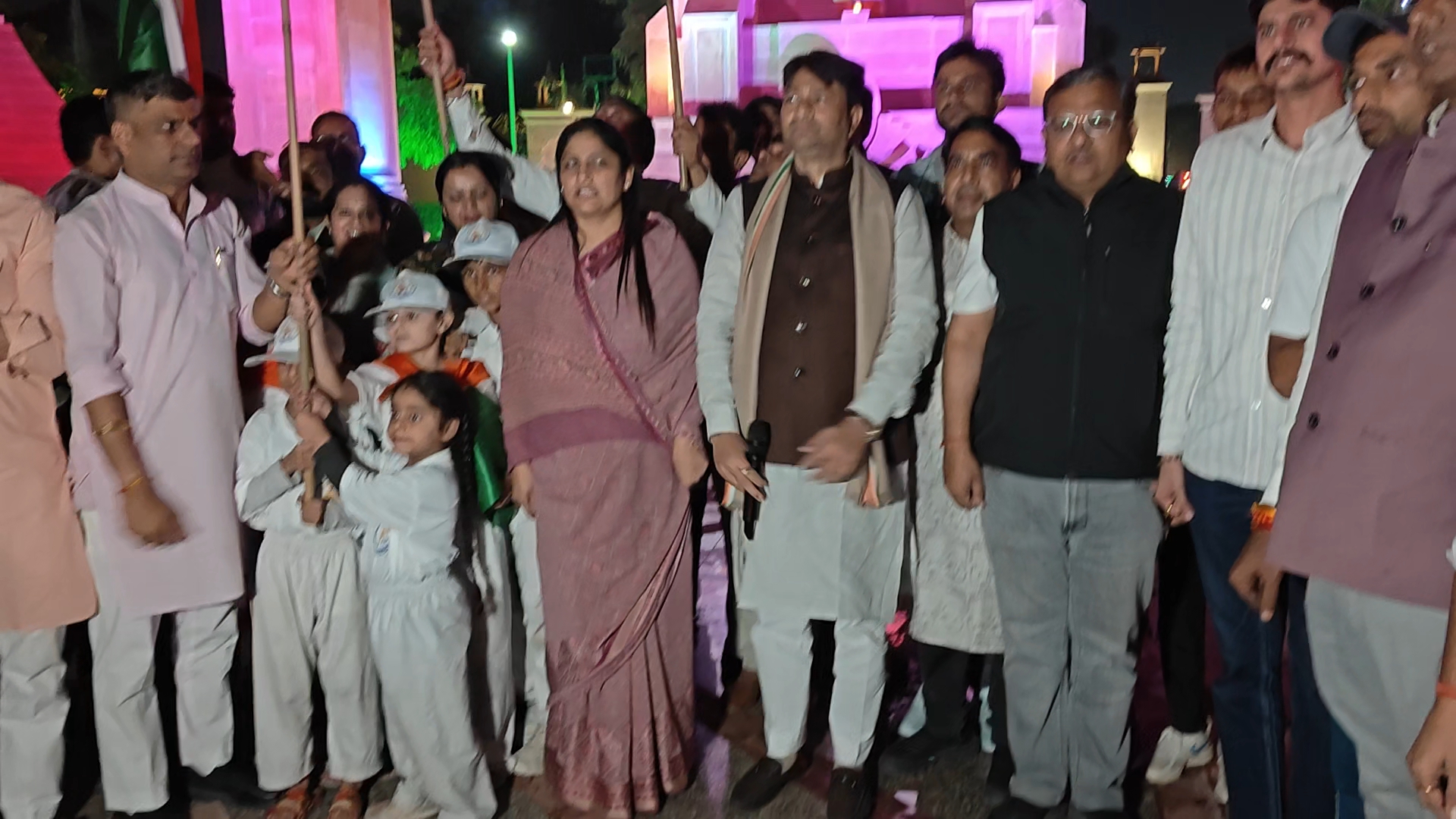 अमर जवान ज्योति पर जूते पहन चढ़े भाजपा नेता — शहीदों का अपमान बना ‘वंदे मातरम’ कार्यक्रम ।